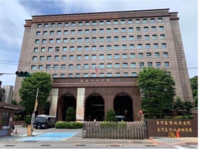 50多岁李姓代课美术老师，先骗10岁的国小女学生小美（化名）到教室拿饼乾，竟趁机把手伸进小美内裤，先摸她臀部，再摸下体用手指性侵得逞。基隆地院依刑法对未满14岁女子犯强制性交罪，重判有期徒刑10年。（徐佑升摄）