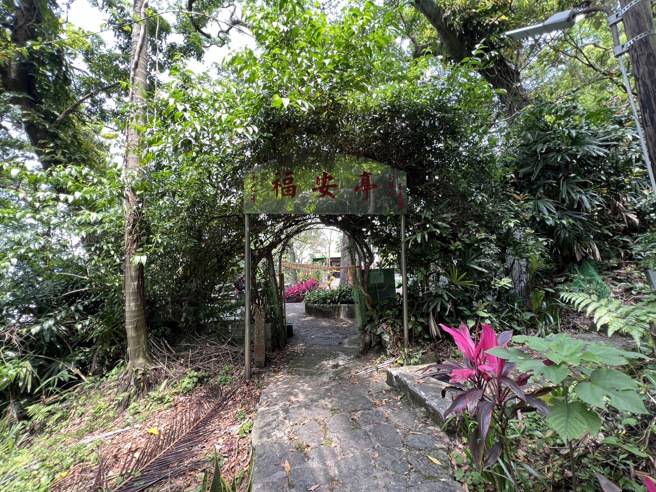 登山民眾一早路过福安亭，发现1名男子陈尸其中。( 警方提供 )