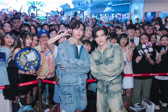 邱宇辰（右）和黄宏轩签书会现场挤满粉丝。（罗永铭摄）