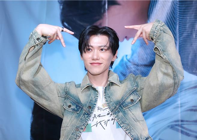 邱宇辰开心和粉丝打招呼。（罗永铭摄）