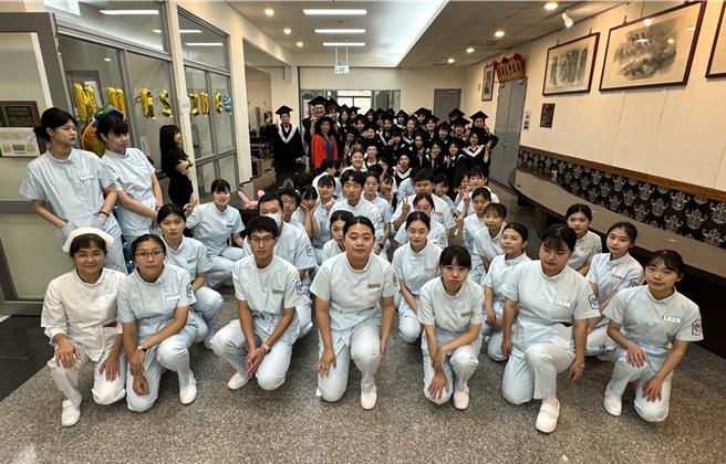 金大護理系38名大一新生與35名準畢業生，今日分別完成「加冠」與「成黍」典禮，也代表在護理旅途中進階新的里程碑。(于家麒攝)