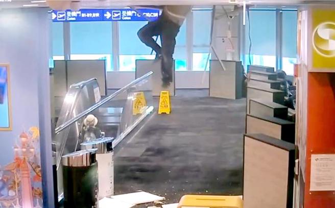 施工人員在第二航廈施工時不慎摔落並卡在天花板，所幸無人受傷。（機場公司提供）