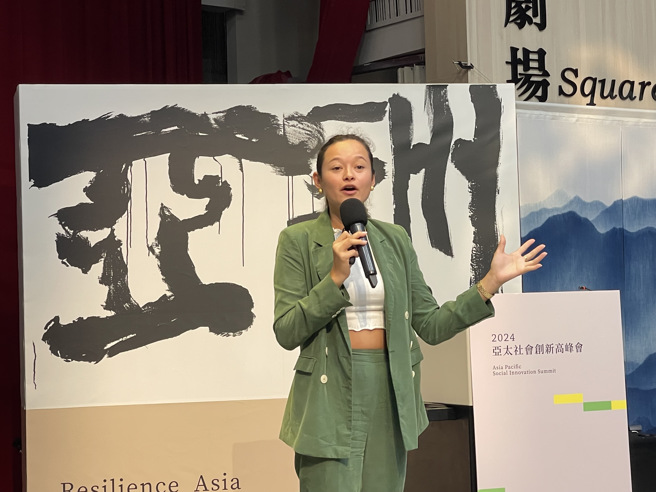 Bye Bye塑膠袋創辦人梅拉蒂(Melati)12歲即關注峇里島的塑膠垃圾議題，自創辦“ 再見塑料袋”(Bye Bye Plastics Bags)她認為每一個人都可成為改變的關鍵力量。(照片/國立暨南國際大學提供)