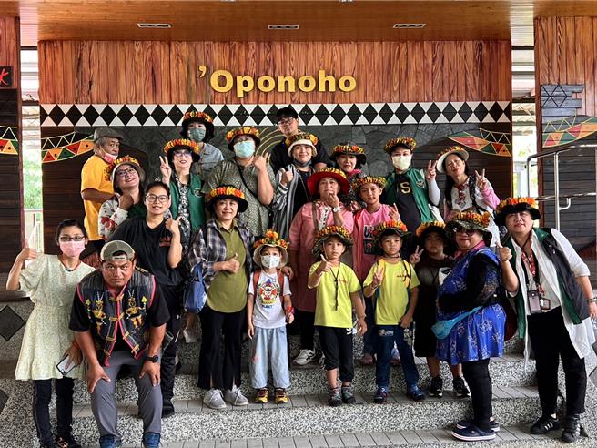 交通部观光署茂林国家风景区管理处今日邀请屏东县玛家乡原住民族家庭服务中心走访茂林部落、万山部落，参与部落工作坊、体验等文化活动，让更多孩子能透过活动多了解原乡特色产业，进而感受自身部落文化的艺术价值。（茂管处提供／林雅惠高雄传真）