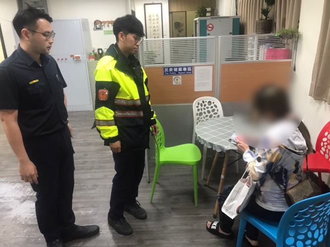 基隆1 名32岁江姓女子，日前因要给女儿的补习费遗失，急地衝到派出所想请警方协助，所幸在此之前已经有善心民眾，将女子遗失的财务送到派出所，警方依规定发还女子。（图／警方提供）
