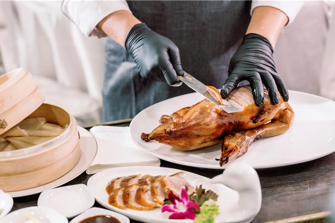 欢庆母亲节，「香宫」粤菜餐厅10人份豪华桌菜可品尝到餐厅着名的「香宫脆皮烤鸭」等佳肴美食。(台北远东香格里拉提供)