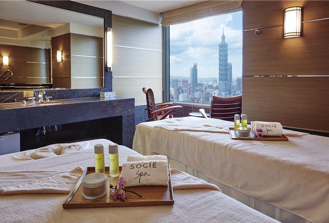  ｢美丽时刻 母亲节独家Spa专案」直接免费升等至豪华阁尊荣客房，加赠价值4400元的香氛能量按摩或深层肌肉按摩疗程60分钟，专案每晚9400元起。(台北远东香格里拉提供)