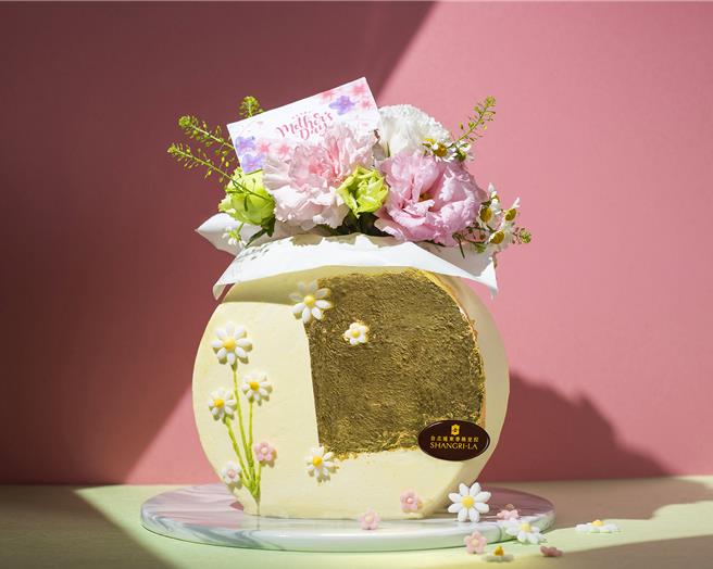 母亲节限定「馨之女王」花瓶造型蛋糕，蛋糕外型设计以喜爱花艺的气质妈妈为灵感，一次搞定鲜花与蛋糕，7吋售价2980元。(台北远东香格里拉提供)