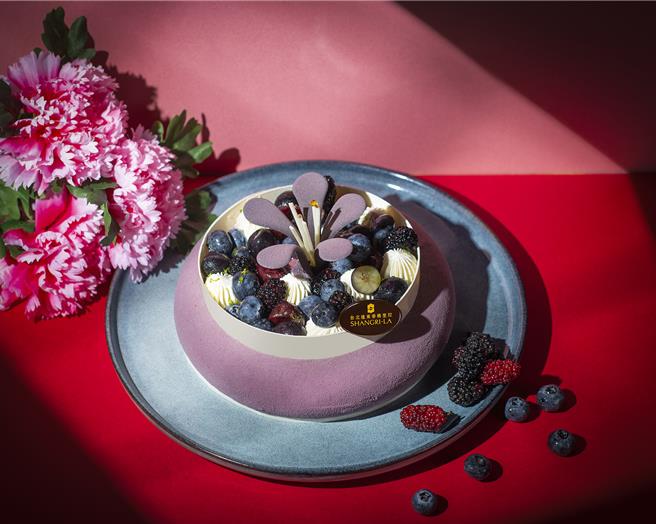 母亲节限定「蓝宝石的献礼」， 可吃到5款莓果，闪亮如蓝宝石，散发时尚魅力， 7吋售价1680元。(台北远东香格里拉提供)
