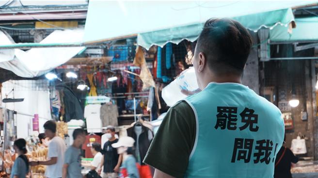 发起罢免基隆市长谢国梁的公民团体「山海公民拆梁行动」4日表示中选会已通过罢免第一阶段，5月11日将启动第二阶段连署。图为罢免团体志工街讲及发放文宣情形。（山海公民拆梁行动提供／徐佑升基隆传真）