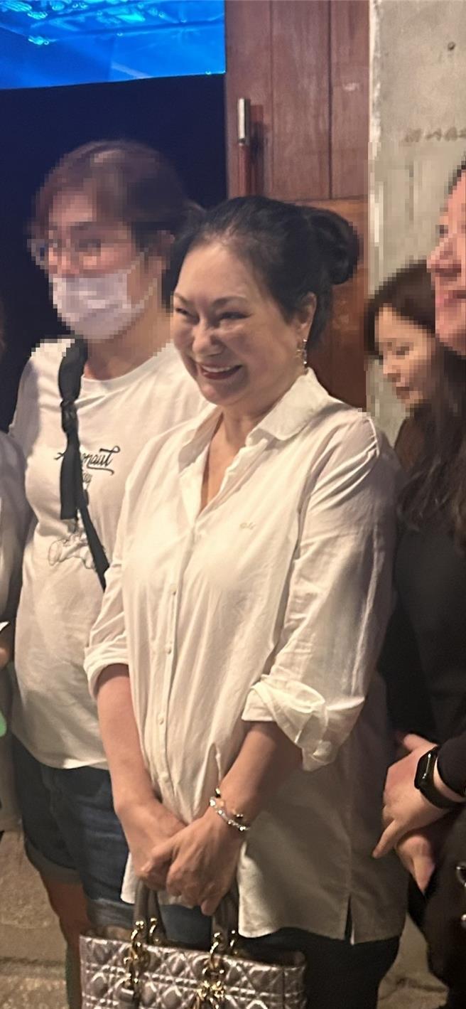 S媽到場支持女婿具俊曄的個人秀，與熱情粉絲合影。（翁紫曦攝）