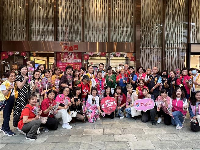 新竹市工商妇女协会、民防女子中队及义警女子分队4日在新竹大远百门口举办「暖馨献礼」康乃馨发送活动。（王惠慧摄）