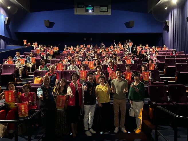 活动结束后也举办电影「恶女」欣赏活动，请到导演宋欣颖及演员曾少宗与现场观看电影的民眾见面互动。（民眾提供／王惠慧新竹传真）