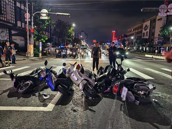 高雄市凤山区今天晚间发生一起车祸，汽机车路口擦撞波及待转区酿5名骑士受伤，双方驾驶互控对方闯红灯各说各话。（警方提供／任义宇高雄传真）