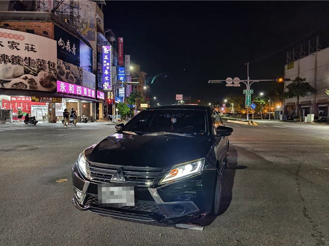 高雄市凤山区今天晚间发生一起车祸，汽机车路口擦撞波及待转区酿5名骑士受伤，双方驾驶互控对方闯红灯各说各话。（警方提供／任义宇高雄传真）