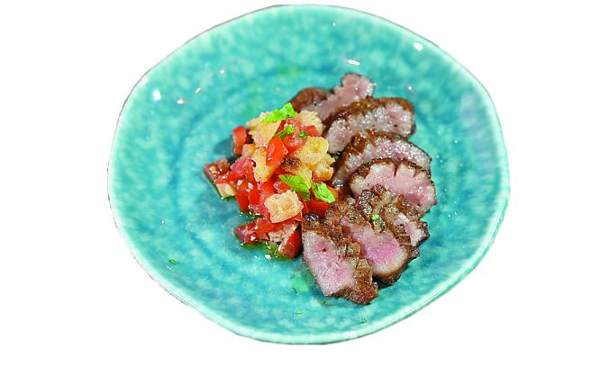 〈托斯卡尼沙拉佐厚切牛舌〉是以黑毛和牛中后段的牛舌，厚切后炭烤至七分熟，以盐、胡椒和橄榄油简单调味，搭配托斯卡尼沙拉上桌。图／姚舜