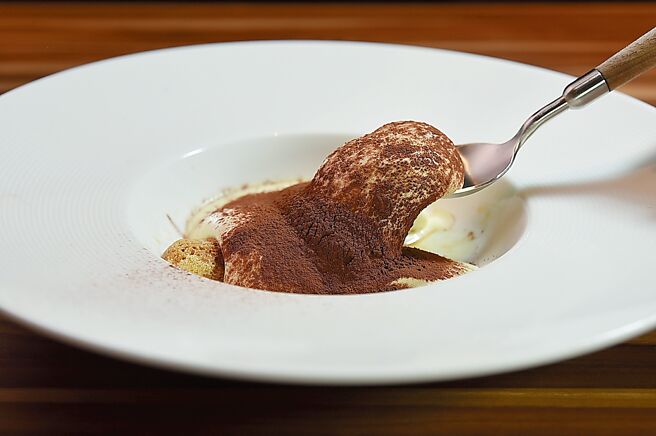 〈Reale〉的〈提拉米苏〉手指饼乾苦甜甘香、湿润化口，马兹卡彭起司滑顺清爽。图／姚舜