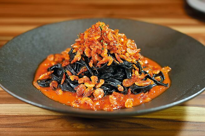 〈Reale〉义式餐厅的〈墨鱼麵〉酱汁是以新鲜番茄、番茄酱和洋葱与海鲜高汤调制，并搭配用大量加了辣椒的初榨橄榄油半煸半炸的东港樱花虾，老远就能闻到咸香辣味。图／姚舜