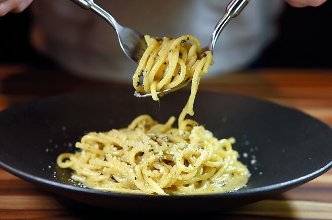 〈胡椒起司长细麵〉是罗马城所在地Lazio大区经典家常麵食，古时牧羊人运用随手可得的羊奶乳诺、黑胡椒调味。在〈Reale〉则以每公斤要价5千元的马来西亚沙劳越黑胡椒提味，看似简单、实则风味浓郁富层次。图／姚舜