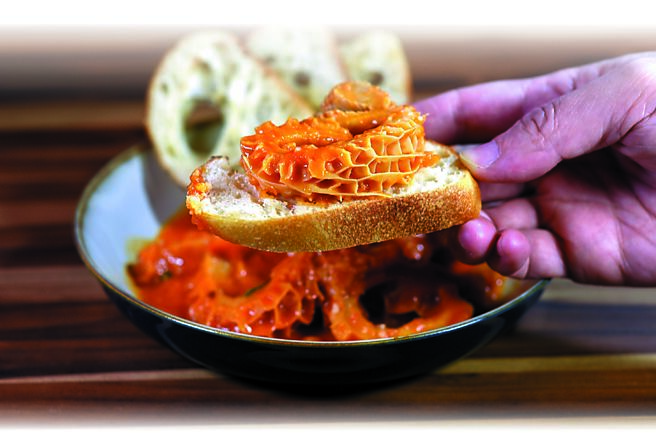 〈炖牛肚〉做法是先以白酒醋与多种香草去腥，再和大量蔬菜与番茄一起耗时二至三天炖煮入味。图／姚舜