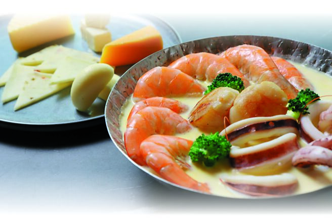 台北老爷〈Le Cafe〉自助餐厅新推出的〈干贝鲜虾起司牛奶锅〉，满满海味、浓醇鲜香。图／台北老爷酒店