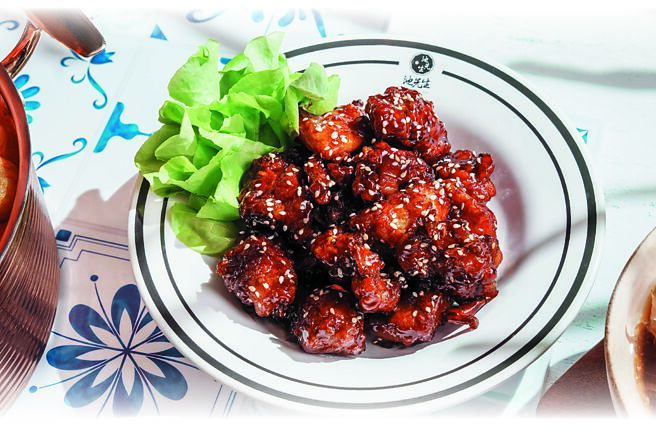 台北寒舍艾美酒店〈探索厨房〉南洋美食节的〈Mami鸡〉，採用大马进口的妈蜜酱炒制鸡肉，并加入蜂蜜与棕榈糖调味，使其外观黝黑透亮。图／台北寒舍艾美酒店