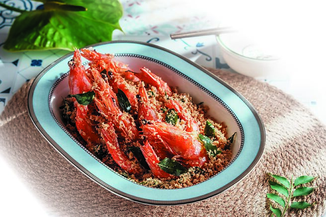 台北寒舍艾美酒店〈探索厨房〉南洋美食〈麦片海大虾〉，大虾以奶油爆炒起锅前加上小辣椒和咖哩叶提香，搭配酥脆的麦片入口。图／台北寒舍艾美酒店