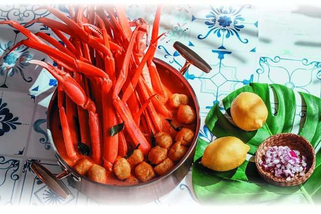 台北寒舍艾美酒店〈探索厨房〉南洋美食〈松叶蟹脚咖哩叻沙汤〉，松叶蟹脚与豆皮、鱼丸等配料一同加入以咖哩、叻沙熬煮的浓郁汤底，香气诱人。图／台北寒舍艾美酒店