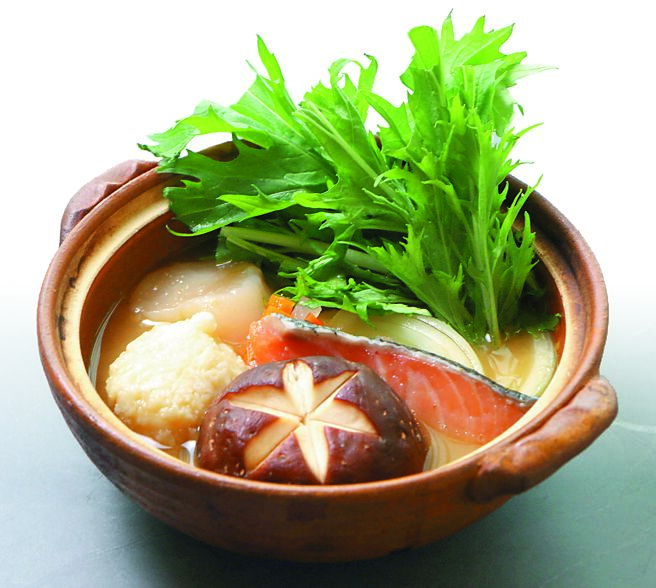 台北老爷〈Le Cafe〉自助餐厅本季新菜〈鲑鱼石狩锅〉，以昆布与味噌熬制汤底，加入鲑鱼及大量蔬菜，汤头清爽很适合春夏交替季节品尝。图／台北老爷酒店