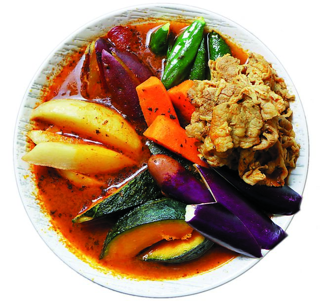 台北老爷〈Le Cafe〉新菜〈札幌汤咖哩〉汤头鲜甜清爽，可搭配素炸蔬菜一起享用。图／台北老爷酒店