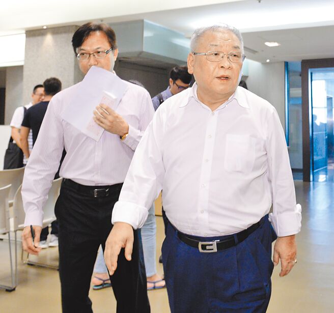 練台生（右）經營的壹電視及年代電視，動輒對「非綠」的人物及事件扣紅帽或打壓，，甚至幫政府打壓異己，失去媒體應有的公正客觀。（本報資料照片）