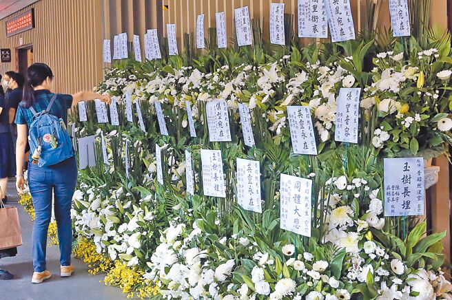 士林地方法院法官李昭然4月12日墜樓身亡，3日在台北市立第二殯儀館舉行告別式，除司法院長許宗力到場向家屬致哀，還有許多司法界人士和首長參加，場外也出現各界人士贈送的大量白花花籃致哀。（圖文：趙雙傑）