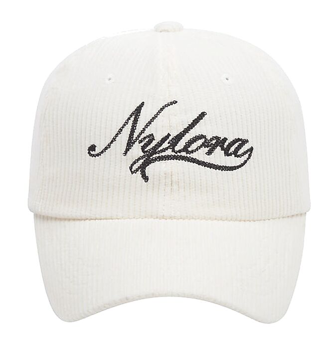 ASPORT推出打卡上傳抽NYLORA棒球帽、托特包的活動，NYLORA奶油白燈芯絨棒球帽，2280元。（ASPORT提供）