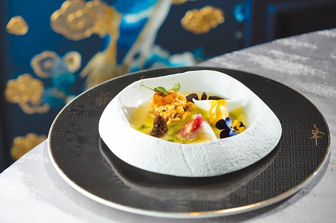 黃永強帶來「文華廳」的經典佳餚「玉鱗魚躍逐金波」，這道得獎菜色曾獲2016「美食之最大賞」的「至高榮譽金獎」及「金獎」。（台北文華東方酒店提供）