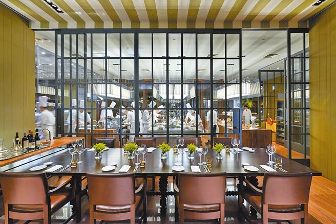 台北文華東方酒店的Bencotto義大利餐廳擁有開放式廚房 ，賓客可在典雅時髦的空間中享用道地義大利菜餚。（台北文華東方酒店提供）