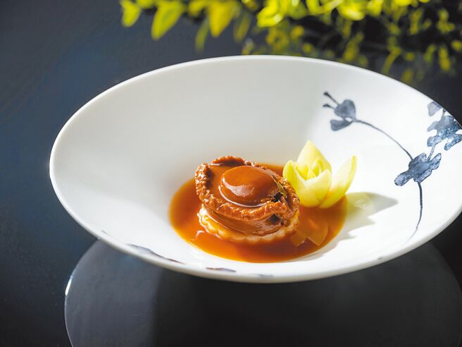 鄭國雄主廚精心獻上「雅閣」25頭極品日本溏心吉品鮑。（台北文華東方酒店提供）