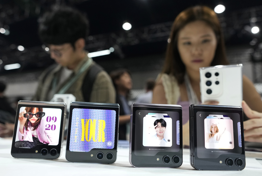 2024首季韓國三星重回智慧手機市佔率第一，蘋果居次，專家估計今年智慧手機市場將因折疊屏與半生成式AI手機而呈現熱絡景象。圖為三星智慧手機商店。（圖／美聯社）