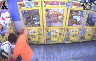 可恶！台中「超派男」连赏女子4耳光、狠踹7脚   拖出娃娃机店示眾