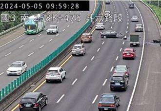 國3斗六段自小客爆胎撞護欄     2大2小受傷送醫