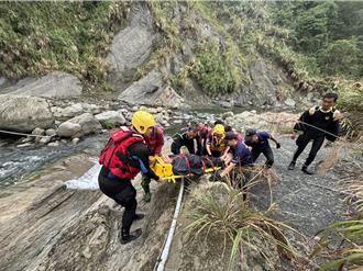 鹿谷溪流遊客受困！ 老翁獨入賞景累到「走不動」   救援畫面曝光