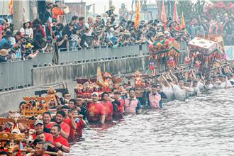 衝水路、迎客王 嘉義布袋嘉應廟百年祭典現場爆擠