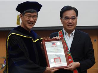 投入原民影像紀錄逾40年 名導虞戡平獲頒原民會最高榮譽獎章