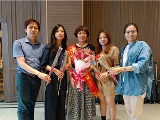 她身型嬌小為4子撐起家日做3份工 獲模範母親肯定