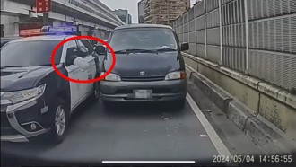 警車趕現場意外擦撞「噴裝」 網友：這技術要加強了！