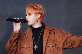 田亚霍暌违9年唱跳舞曲　冻龄美妈罕见登台