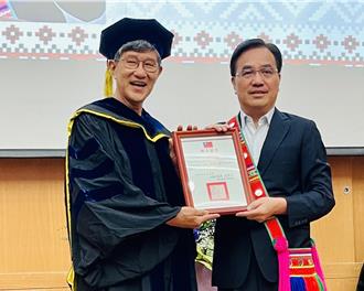 導演虞戡平獲頒一等原住民族獎章　初入部落「發現自己的愚蠢」