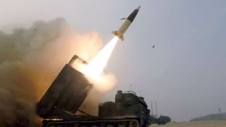 乌克兰ATACMS飞弹实战画面  100多名俄军士兵瞬间消灭