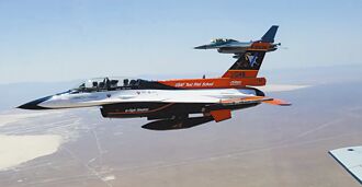 載美空軍部長 AI狗鬥真人戰機