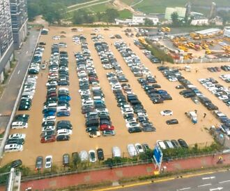 暴雨強襲港澳 車泡水 急停課