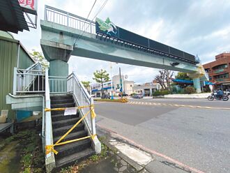震後裂縫 八里大崁陸橋本月拆除